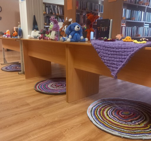 Tamborēto rotaļlietu izstāde kopā ar dzejoļiem Mātes dienai.